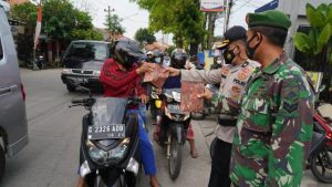 Semangat Kebersamaan, TNI Polri Bagikan Takjil dan Masker Gratis ke Pengendara