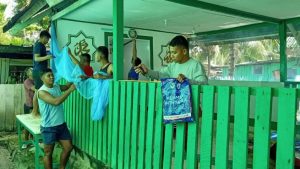 Berlomba Kebaikan, Satgas Pamtas Yonif 403/WP Perbaiki dan Pelihara Musholah di Kampung Workwana Perbatasan RI-PNG