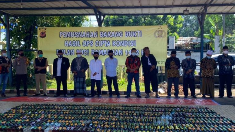 Andri Alam Musnahkan Ribuan Miras Hasil Operasi