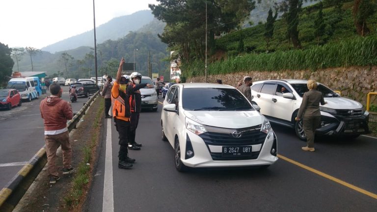 16 Kendaraan Diputar Balik di Pospam Rindu Alam Cisarua