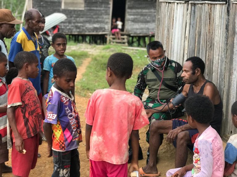 Jelang Hari Raya Idul Fitri 1442 H di Wilayah Perbatasan RI-PNG, Satgas Pamtas Yonif 403/WP Berikan Pelayanan Kesehatan Kepada Masyarakat