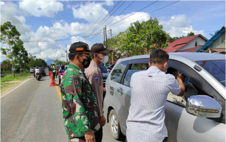 Koramil Selakau Laksanakan Pengawasan Larangan Mudik Di Posko Penyekatan