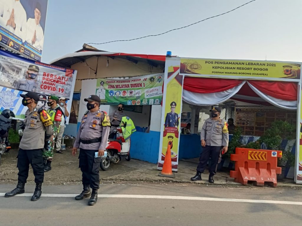 Ops PPKM dan Pembagian Masker di Pospam Warung Borong