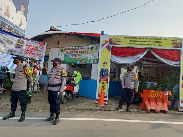 Ops PPKM dan Pembagian Masker di Pospam Warung Borong