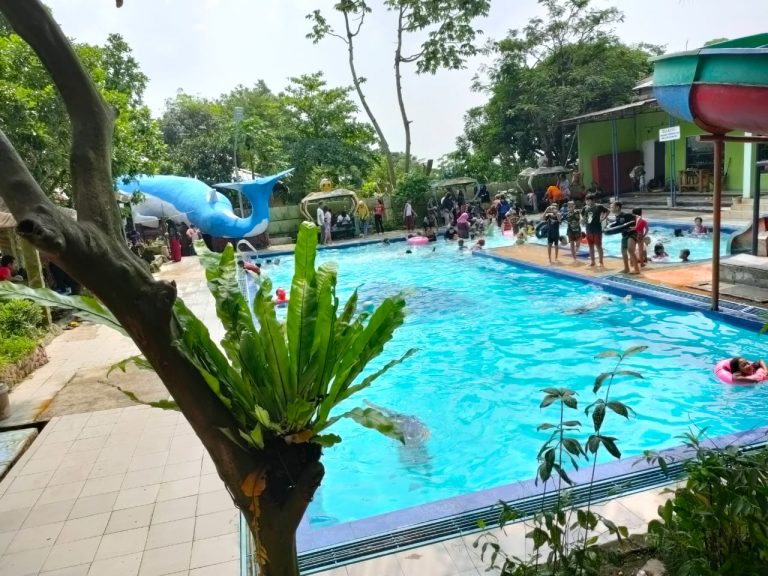 Petugas Cek Situasi Objek Wisata Kolam Renang Tirta Ciburial