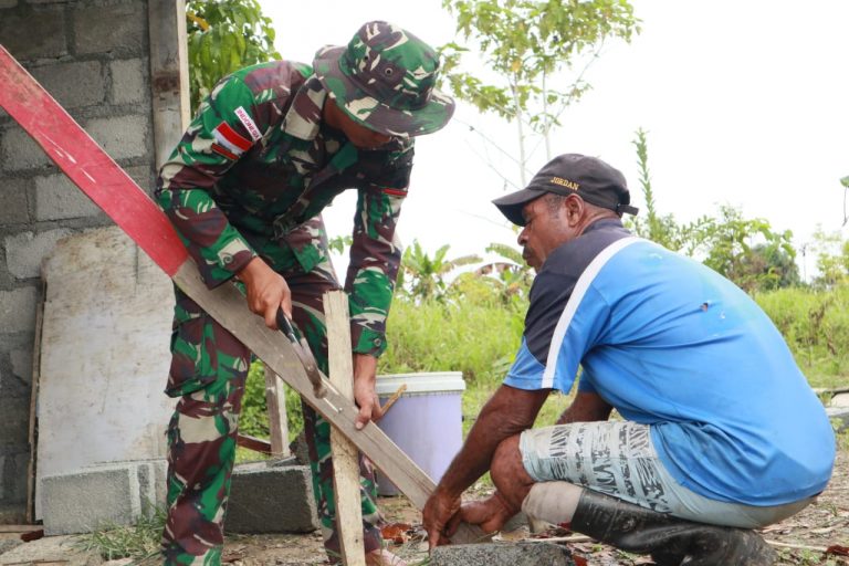 Satgas Pamtas Yonif 403/WP Bantu Percepatan Pembangunan GBI di Wilayah Perbatasan RI-PNG