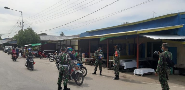 Dandim Bagi Masker dan Himbau Masyarakat Di Pasar Pagi