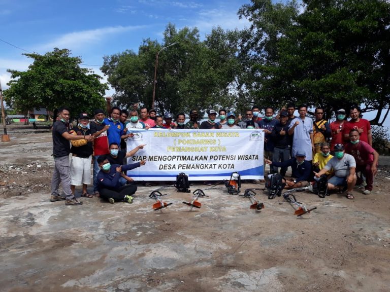 Karya Bakti Di Pesisir Pantai Pemangkat Dukung Potensi Wisata