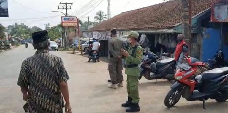 Kapolsek Gunungsindur Lakukan Check Point di Simpang Prumpung
