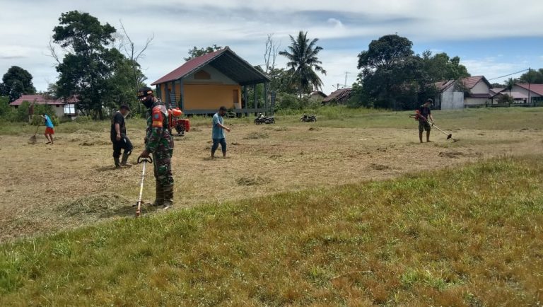Babinsa Temajuk Bersama Karang Taruna Batu Bejulang Beri Teladan Baik