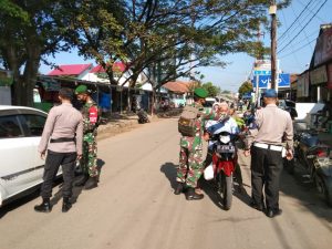 Ops Yustisi Polsek Cariu Bagikan Masker