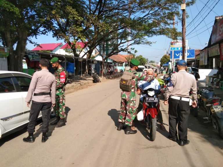 Ops Yustisi Polsek Cariu Bagikan Masker
