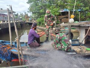 Prajurit TNI Lakukan Komsos Dengan Masyarakat Nelayan di Desa Sebubus