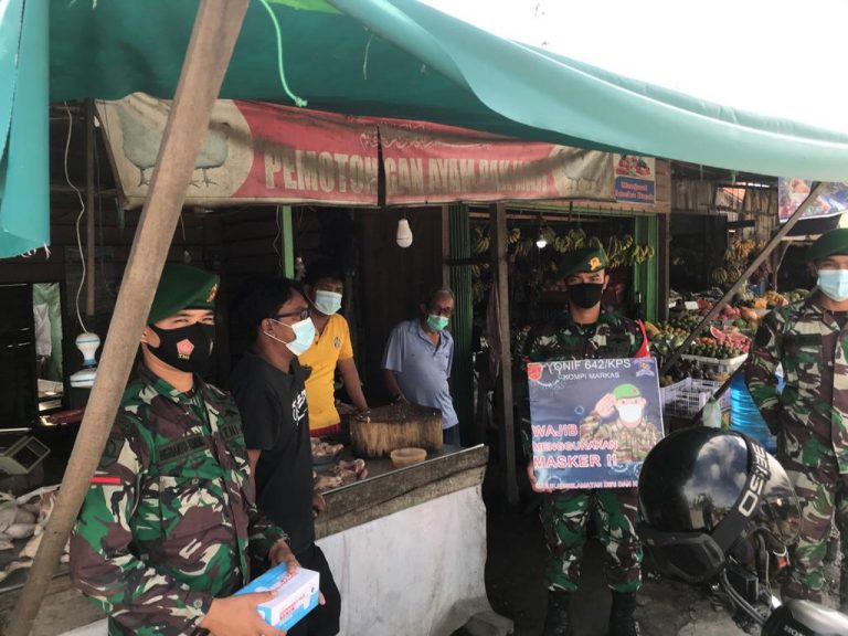 Prajurit TNI Bagikan Masker di Sekitar Pasar Inpres dan Tugu BI Sintang