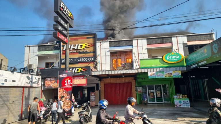Ruko Penjual Sepatu di Cibinong Terbakar Si Jago Merah