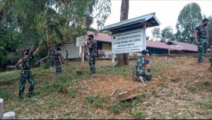 Peduli Pendidikan, Prajurit TNI Bersihkan Lingkungan SDN 03 Semitau Hilir