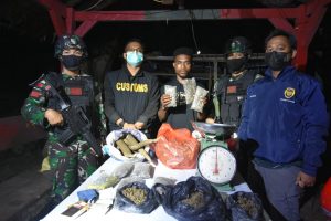 TNI dan Bea Cukai Gagalkan Penyelundupan 800 gram Ganja Kering