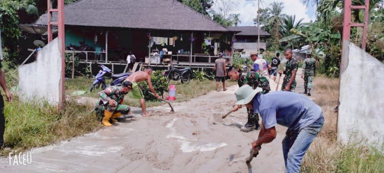 Semangat Babinsa, Bantu Warga Perbaiki Jalan Rapat Beton