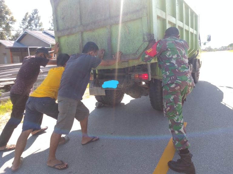 Babinsa Bantu Warga Dorong Kendaraan Yang Mogok