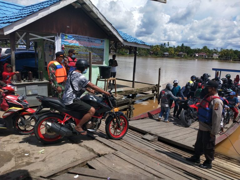 Pantau Aktivitas di Penyeberangan Kapal Di Sejangkung