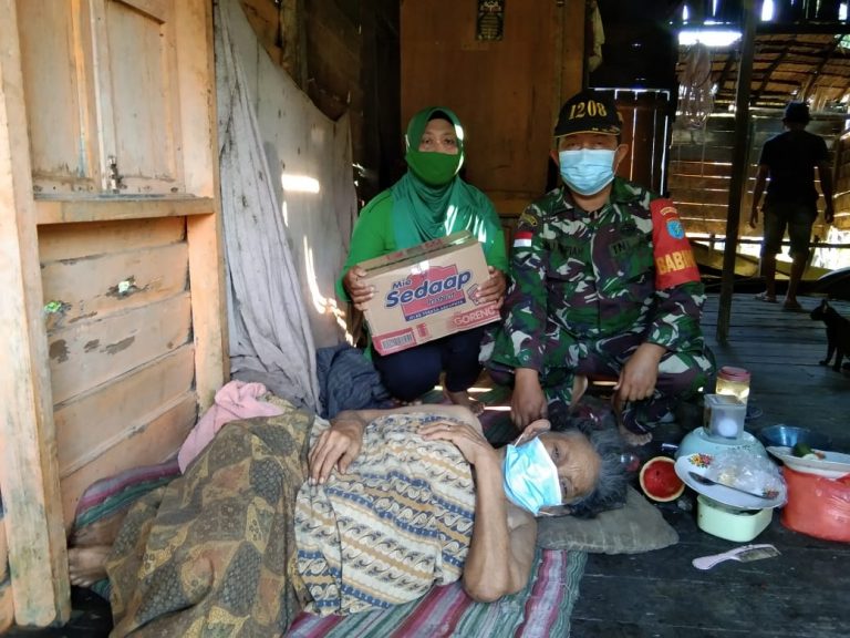 Babinsa Mekar Sekuntum Berikan Paket Sembako