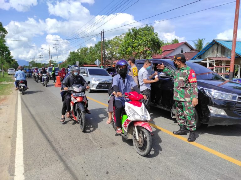 Koramil Selakau Awasi Posko Penyekatan