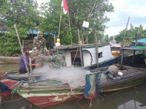 Komsos Prajurit Yonif 645/Gty Dengan Masyarakat Nelayan di Desa Sebubus