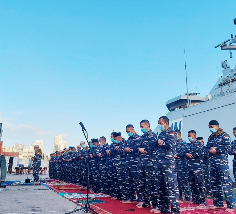Di Dermaga Beirut Lebanon, Personel KRI Sultan Iskandar Muda-367 Rayakan Idul Fitri