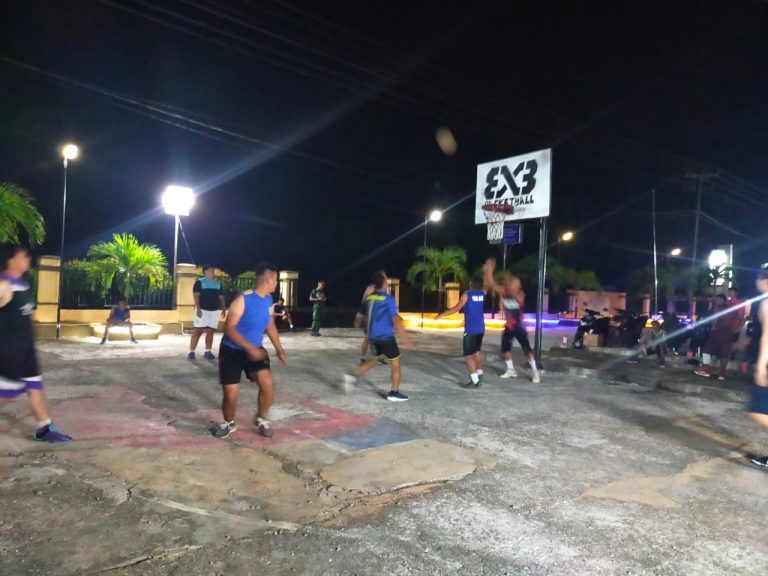 Wujud Keakraban Dengan Masyarakat, Yonif 642/Kapuas Olahraga Bola Basket Bersama