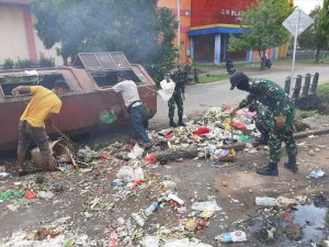 Bantu Petugas dan masyarakat, Personel Yonif 642 Bersihkan Di Sekitar Pasar Sentral Sanggau