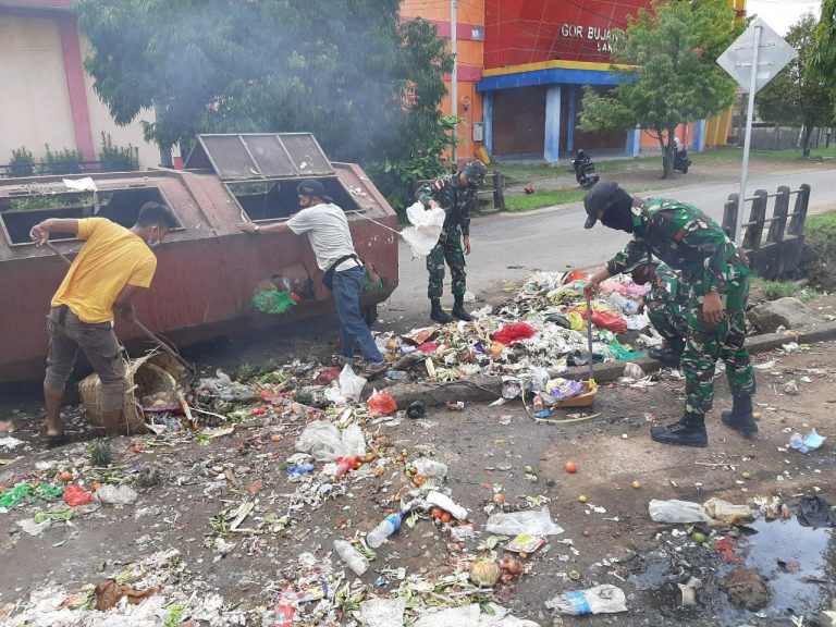 Bantu Petugas dan masyarakat, Personel Yonif 642 Bersihkan Di Sekitar Pasar Sentral Sanggau