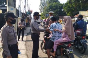 Ops PPKM Mikro Polsek Cisarua Bagikan Masker