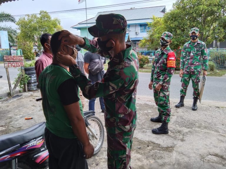 Batalyon Infanteri 642/Kapuas Bagikan Masker Kepada Masyarakat di wilayah Masing-masing Kompi