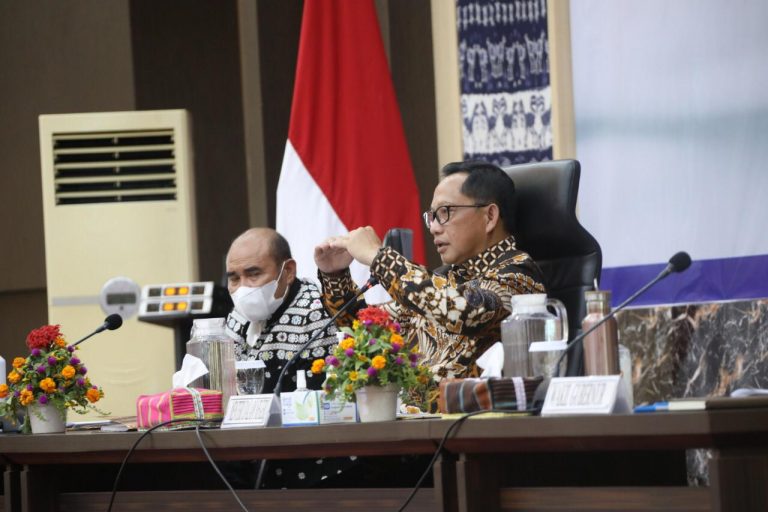 Mendagri “Nah, daerah harus bekerja untuk menaikkan ekonomi ke angka positif 5%”