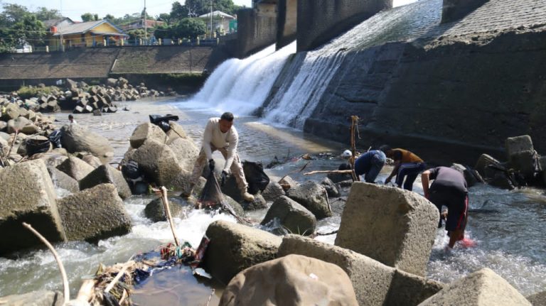 Peringati Hari LH dan HJB, Wakil Ketua I DPRD Kota Bogor Terjun Ke Sungai