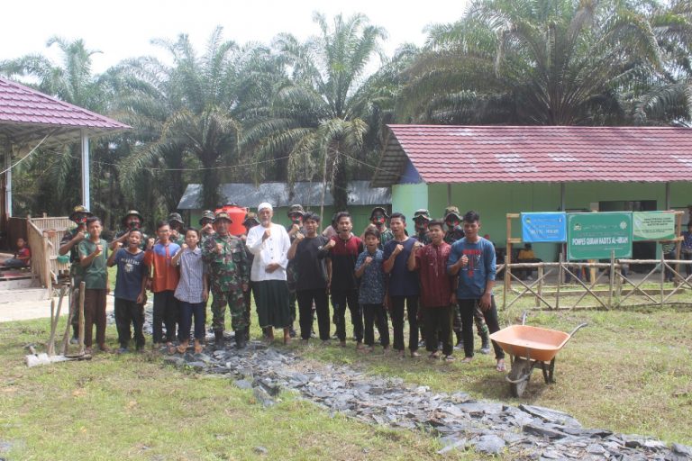 Ketua Ponpes Qur’an Hadist Al-Hikam Ucapkan Terima Kasih Karya Bakti Prajurit TNI Yonif 645