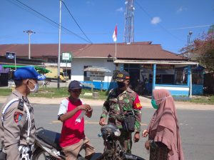 TNI-Polri Dan Forkopimcam Selakau Turun Ke Pasar Himbau Warga