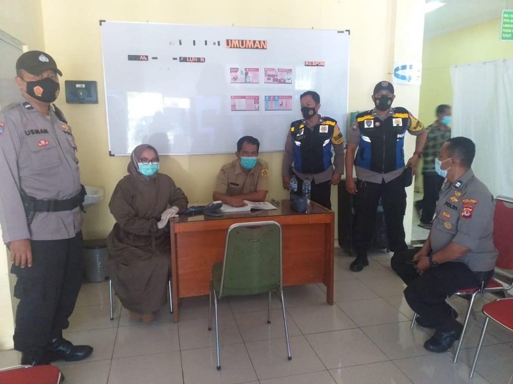 50 Lansia Kaser Posyandu, Guru, Aparatur Desa dan Nakes Di Vaksin Puskesmas Cileungsi