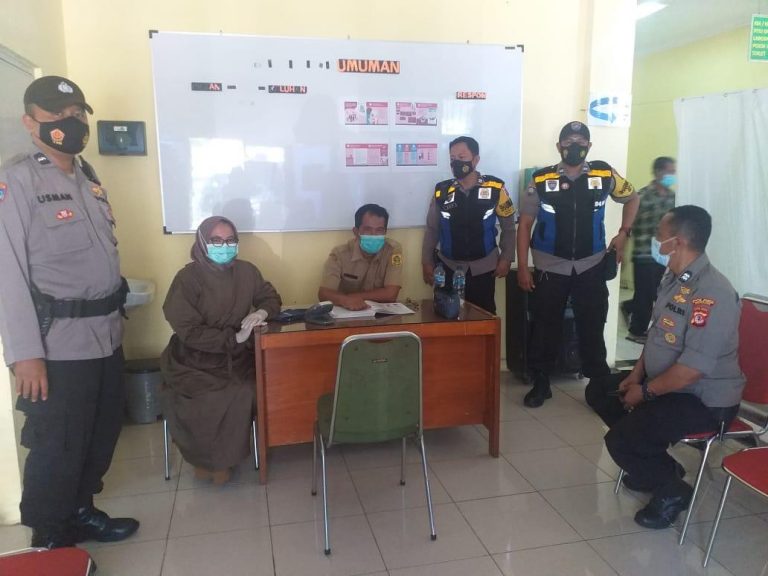 50 Lansia Kaser Posyandu, Guru, Aparatur Desa dan Nakes Di Vaksin Puskesmas Cileungsi