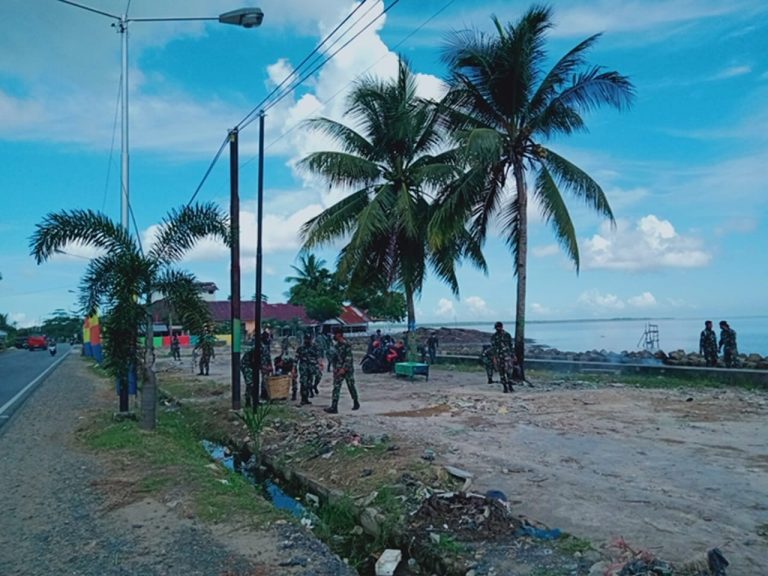 Bantu Prajurit Kipan B Yonif 645 Bersihkan Pantai Sinam