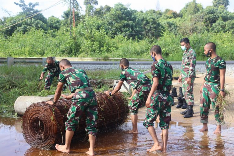 Peduli Anak Yatim Piatu, Yonif 642/Kapuas Lakukan Baksos