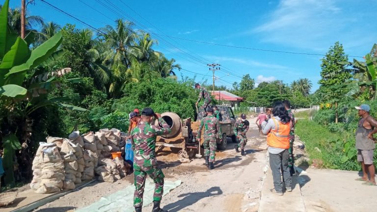 Masyarakat Bersama Prajurit Kipan B Yonif 645/Gty Perbaikan Jalan