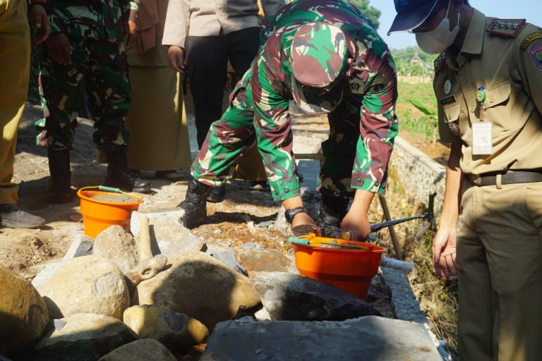 Peletakan Batu Pertama TMMD Sengkuyung Tahap II Raih Antusias Warga Kalisalak