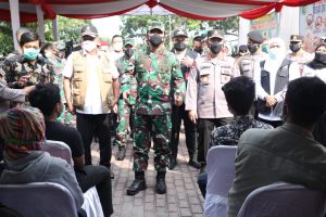 Panglima TNI, Kapolri dan Kepala BNPB Tinjau Serbuan Untuk Lansia di Jawa Timur