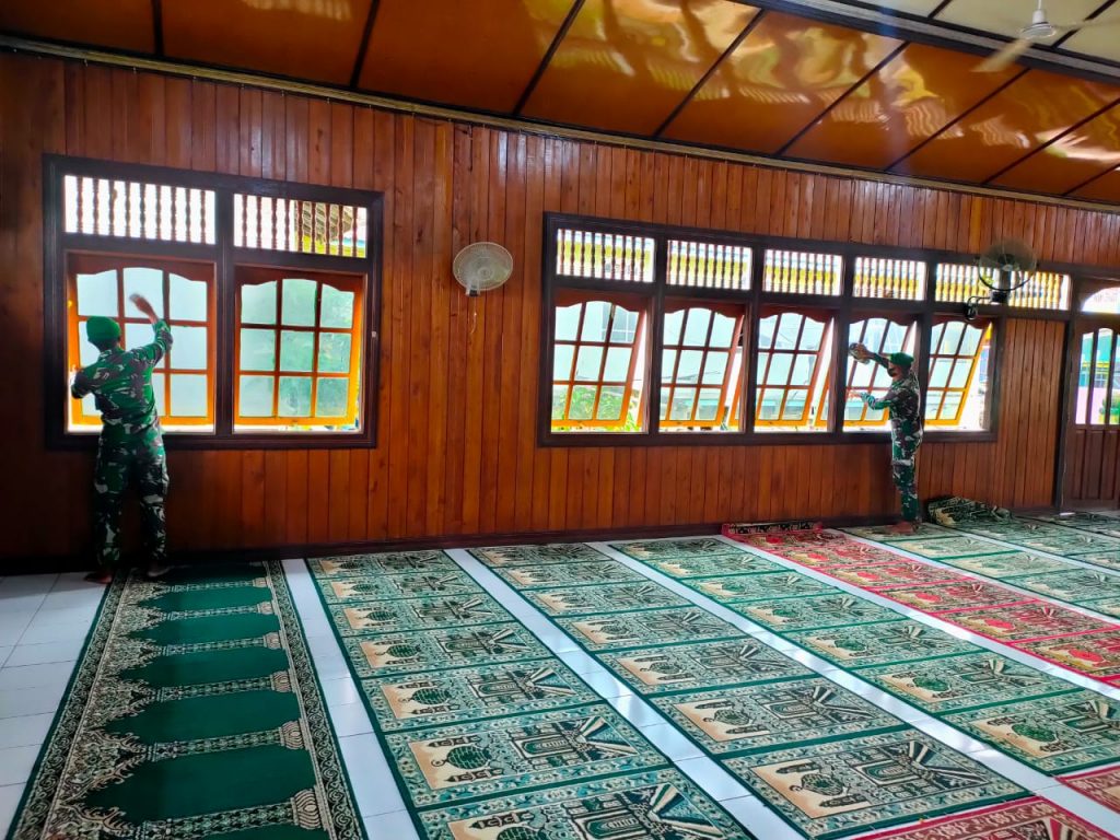 Jumat Berkah, Masjid Al-Amin Dibersihkan Personel Yonif 642/Kapuas