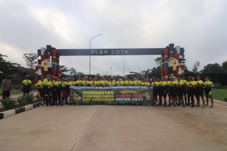 Dukung PON XX Papua, Pangdam XVII/Cen Bersama Danrem Merauke Gowes Sejauh 100 Km dan Lakukan Baksos