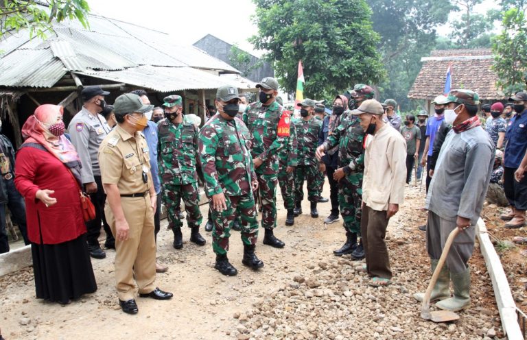 Pangdam, Dandim dan Bupati Cianjur Saksikan Antusias Warga Bantu TMMD ke 111