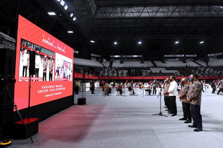 Vaksinasi Pelaku Sektor Jasa Keuangan Ditinjau Presiden