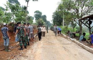 Ratusan Prajurit dan Masyarakat Cor Jalan Beton Desa Ciandam Cianjur