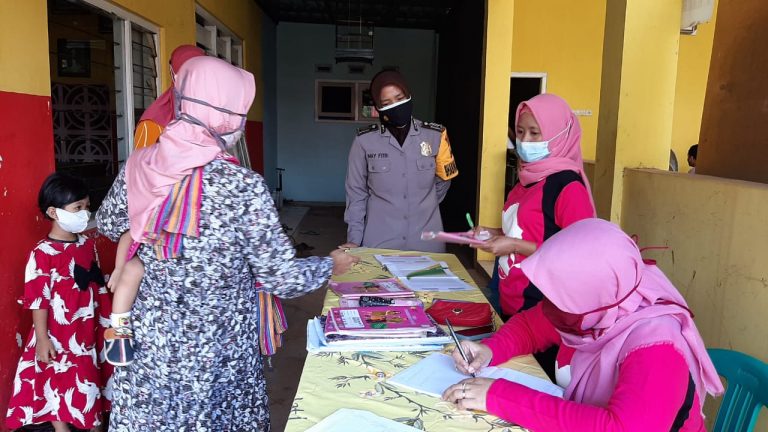 Peduli Kesehatan Anak, Bhabinkamtibmas Sambangi Posyandu